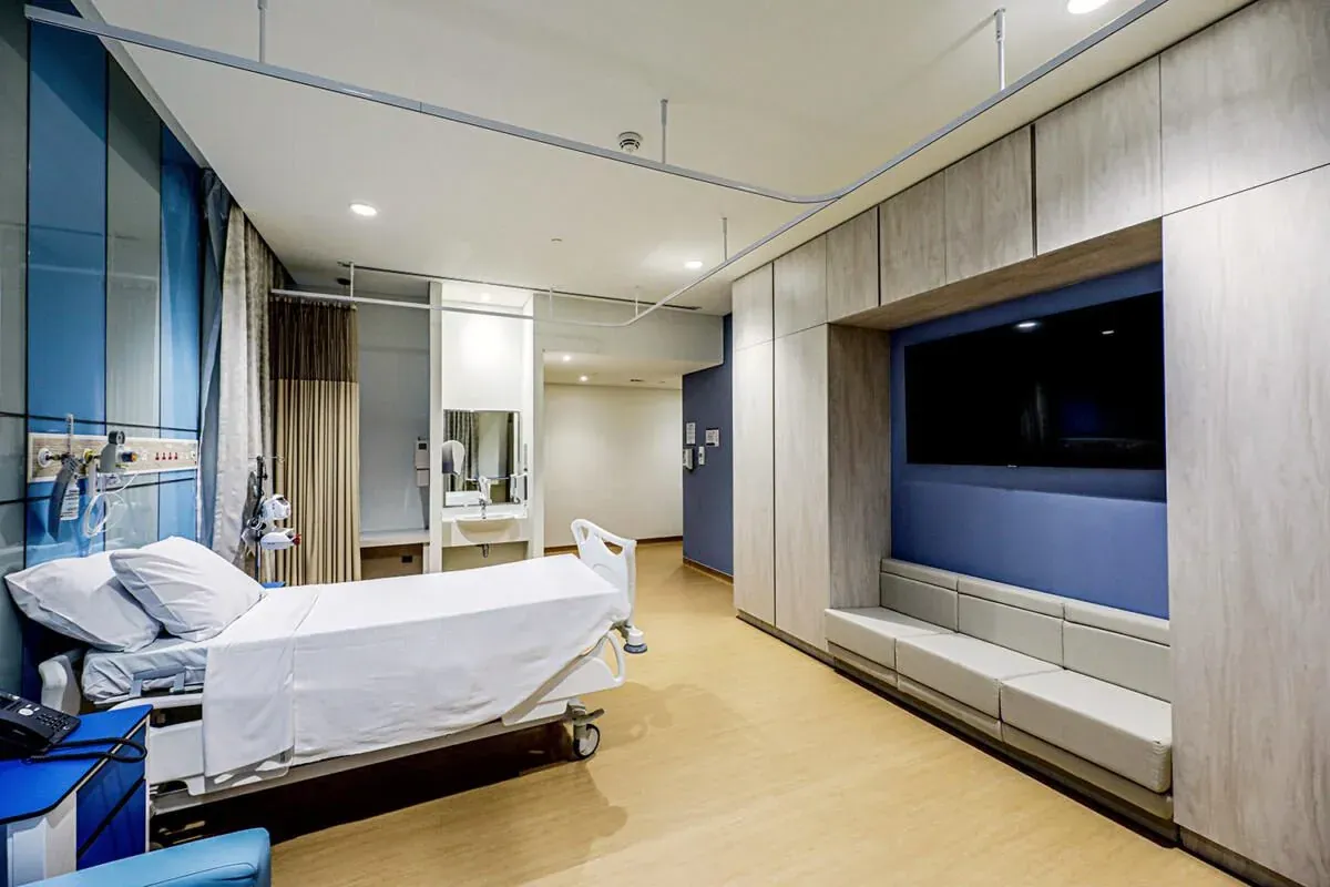 A single inpatient room at Dubai London Hospital